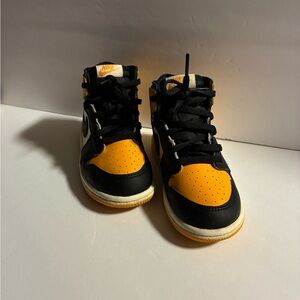 Kids Jordan 1 ‘Taxis’ Sneakers